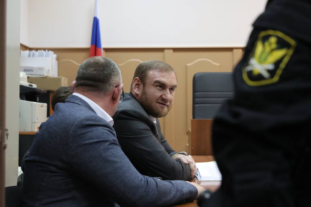 Прокурор потребовал пожизненный срок для экс-сенатора Рауфа Арашукова и его отца