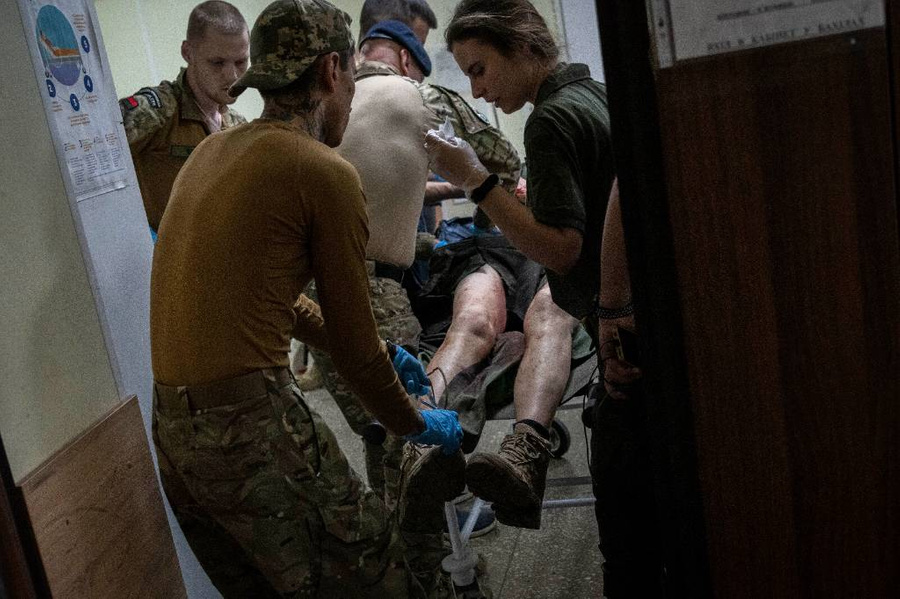 Парамедики оказывают помощь раненному в Бахмуте украинскому военнослужащему. Фото © ТАСС / AP Photo / Bernat Armangue