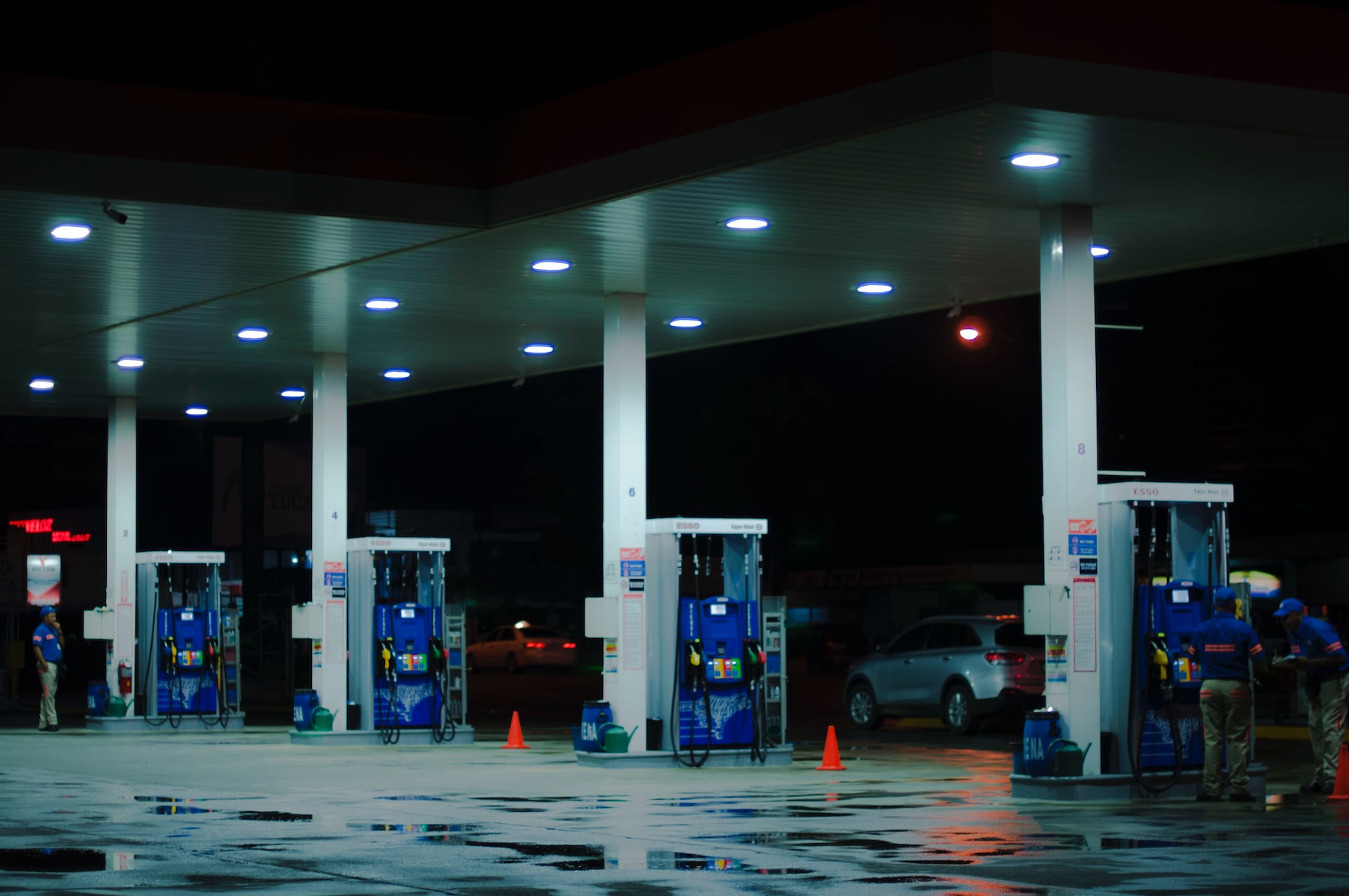 В Венгрии отменили ограничение цен на бензин из-за потолка цен на нефть из РФ