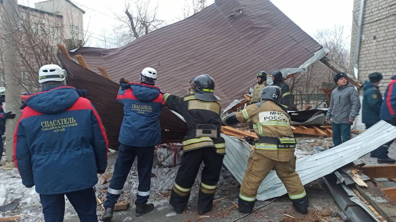 Упавшая с детского сада кровля. Фото © Telegram / ГУ МЧС РФ по Забайкальскому краю