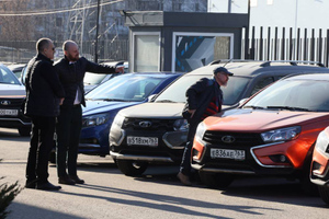 Путин поручил кабмину принять меры по повышению доступности легковых машин для россиян
