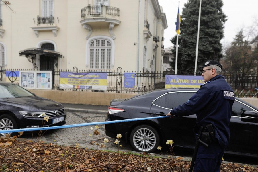 Кадры из Посольства Украины в Румынии, куда пришли подозрительные конверты. Фото © Twitter / libertatea