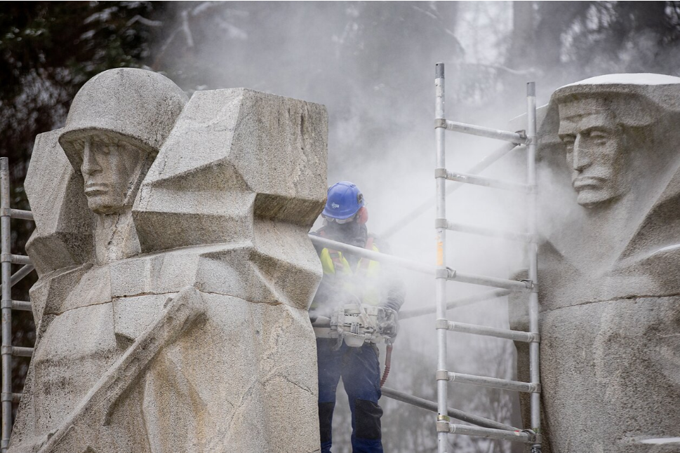 Мэр Вильнюса назвал счастливым моментом демонтаж памятника советским воинам
