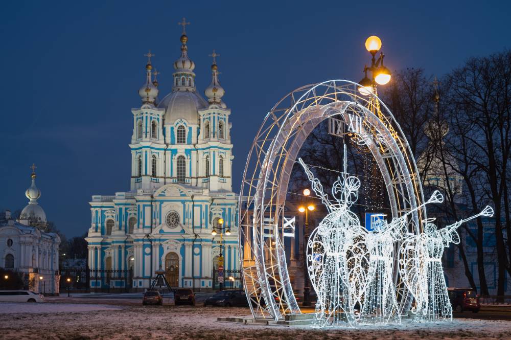 В саду Смольного собора в Санкт-Петербурге появятся Wi-Fi и камеры наблюдения