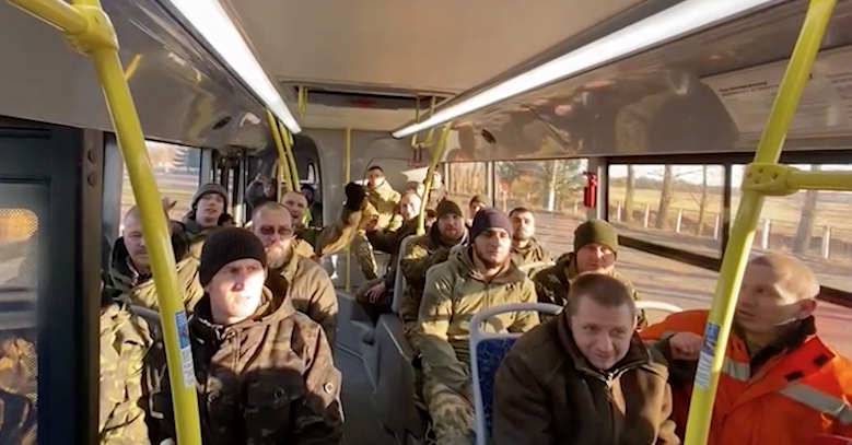 Минобороны показало видео возвращения 60 российских военных из украинского плена