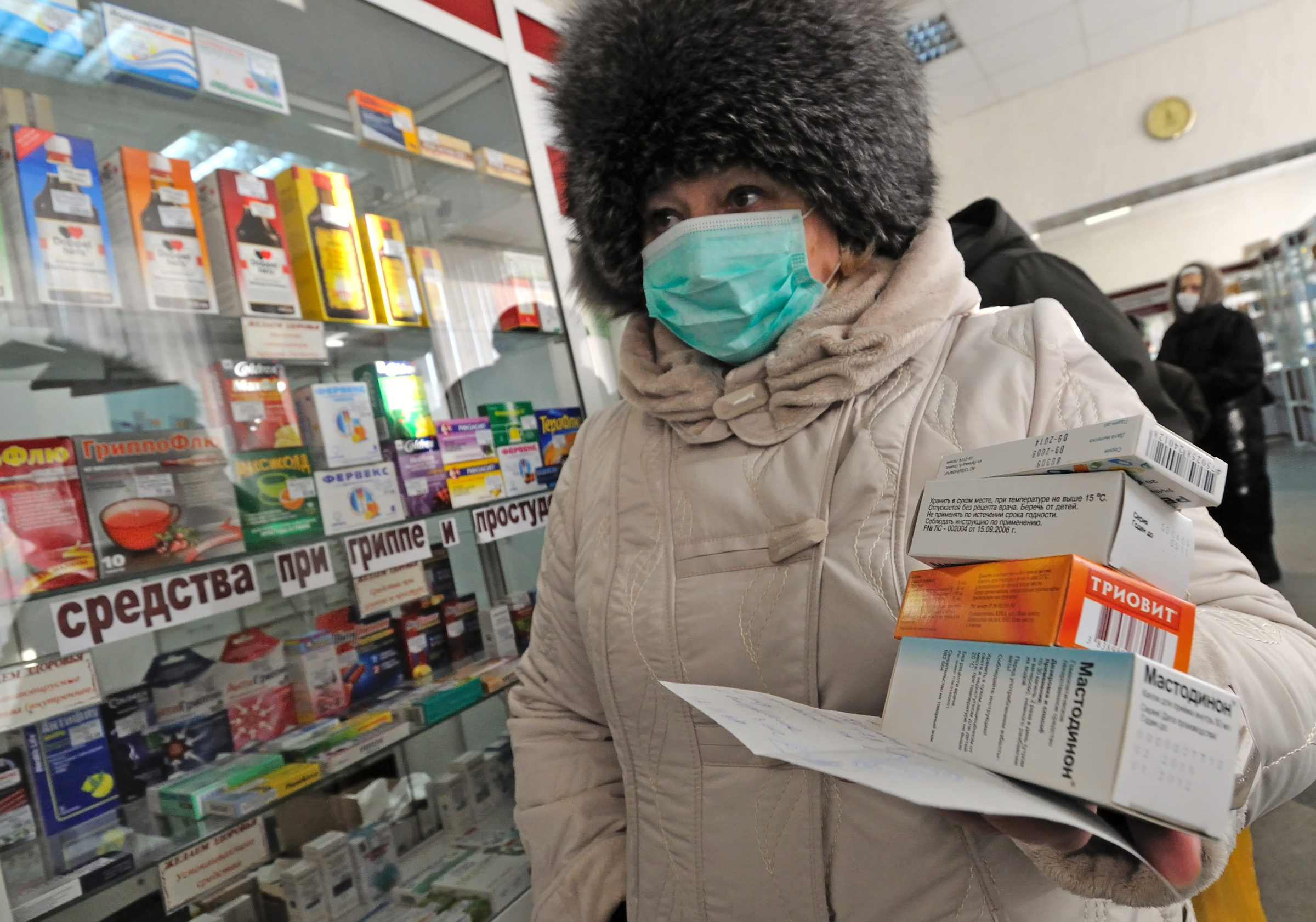 Покупательница в одной из аптек города. Фото © ТАСС / Александр Колбасов