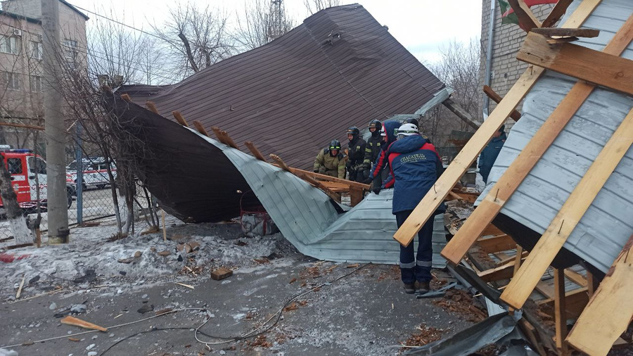 Упавшая с детского сада кровля. Фото © Telegram / ГУ МЧС РФ по Забайкальскому краю