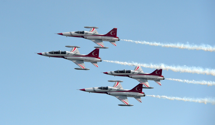 Истребители F-5 турецкой пилотажной группы Turkish Stars. Обложка © Wikipedia