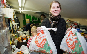 Сбор продуктов и товаров для бездомных в рамках предновогодней акции "Мандаринка и тушёнка". Фото © homeless.ru