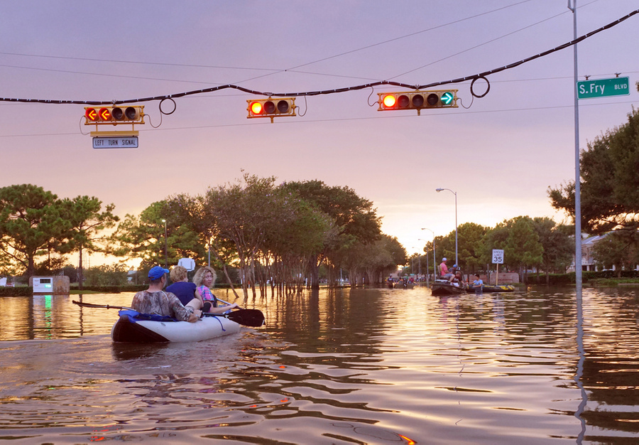Затопленные улицы Хьюстона и лодки с людьми на закате. Техас, США. Обложка © Shutterstock