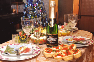 Диетолог объяснила, как организовать новогодний ужин, чтобы веселье прошло без последствий