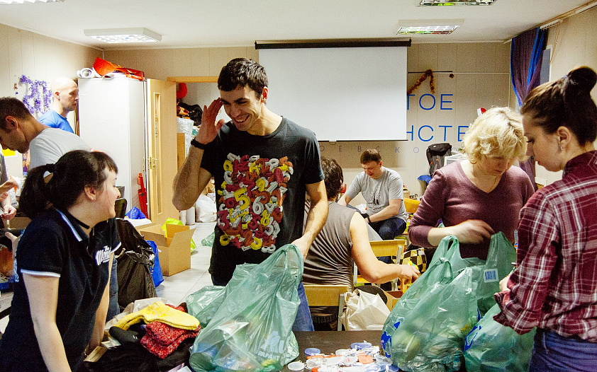 Сбор продуктов и товаров для бездомных в рамках предновогодней акции "Мандаринка и тушёнка". Фото © homeless.ru