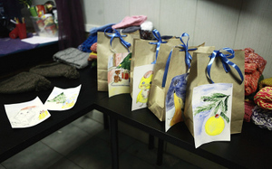 Сбор продуктов и товаров для бездомных в рамках предновогодней акции "Мандаринка и тушёнка". Фото © homeless.ru