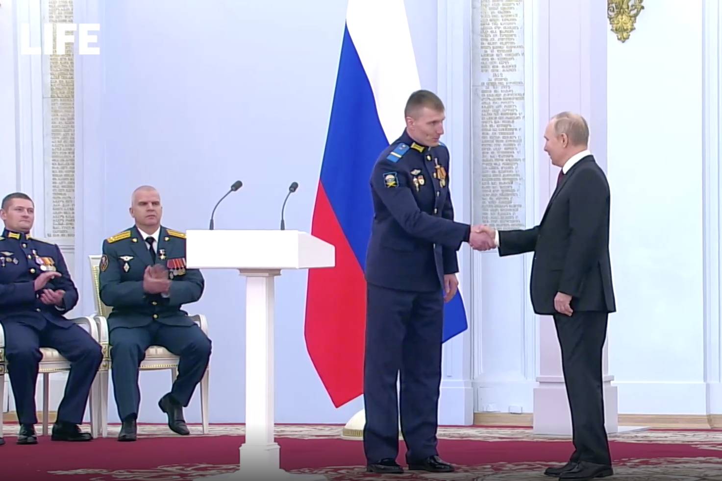 Мать растерявшегося на церемонии в Кремле бойца назвала его награду заслуженной