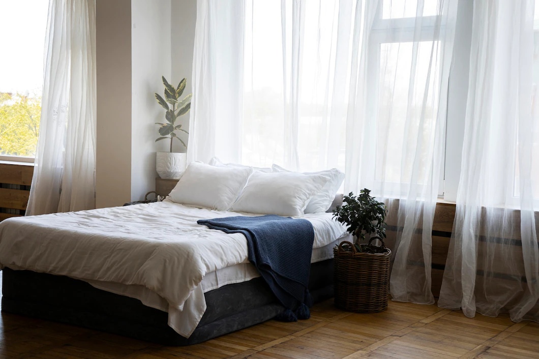 В спальне нет места искусственным растениям, лучше заменить их настоящими. Фото © Freepik