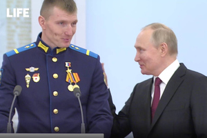 "Здесь все свои": Путин подбодрил военного на церемонии вручения медалей "Золотая Звезда"