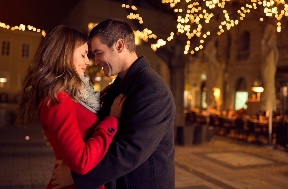 Поцелуи под обратный отсчёт до Нового года помогут привлечь в жизнь ещё больше любви. Фото © Shutterstock