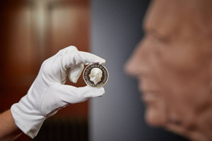 В Британии выпустили в обращение первые монеты с изображением Карла III