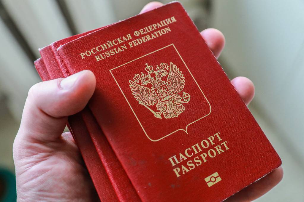 ЕС не признал российские загранпаспорта жителей Донбасса, Запорожья и Херсонщины