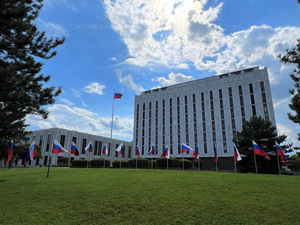 Санкции США не изменят выбранный Россией курс, заверили в посольстве