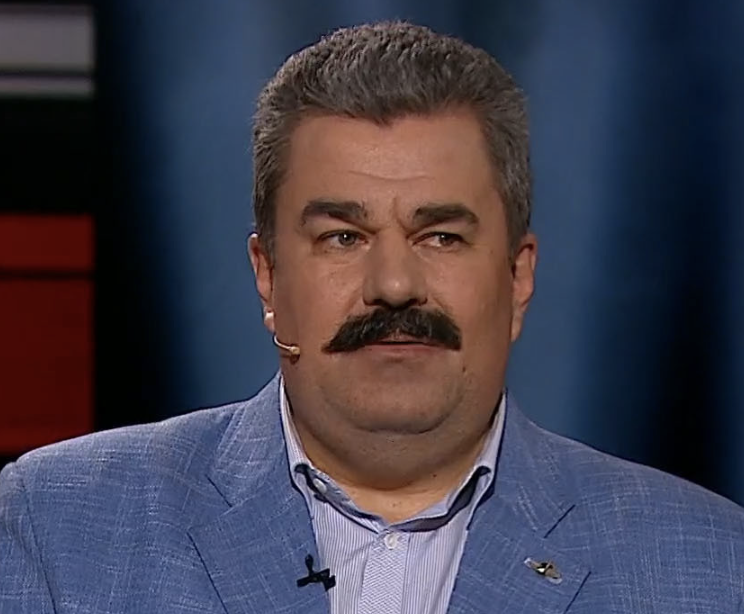 <p>Энергосеть запитывает самую главную артерию снабжения украинских войск — железную дорогу. С переброской и перевозкой большого количества тоннажной военной продукции — бронетранспортёров, БТР, танков, а также топлива к ним и других попутных военных грузов, автотранспорт не справится. К тому же на Украине хороших дорог не очень много. И отвечают за эту доставку электровозы </p>