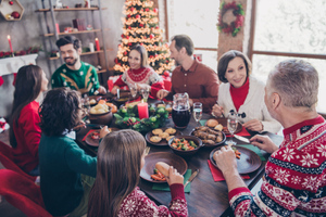 Названы новогодние традиции, которые помогут наладить и укрепить семейные отношения