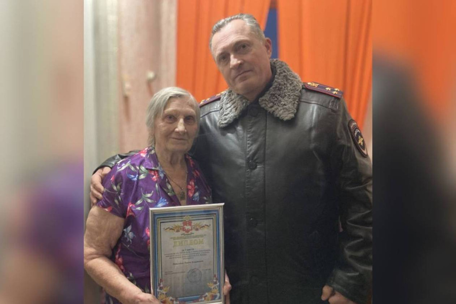 Пенсионерка из Прикамья получила награду за помощь полиции в поимке преступника. Фото © Ura.ru