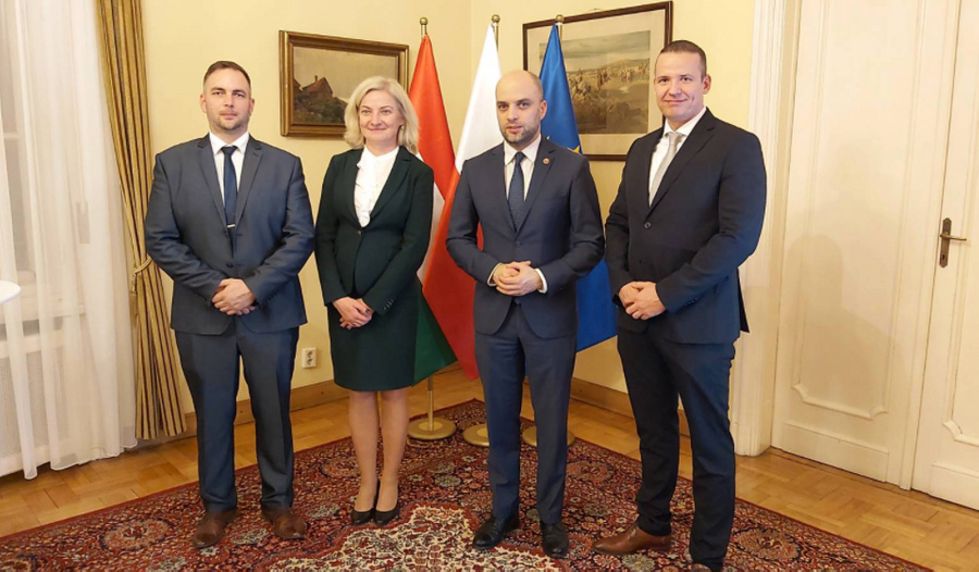 Встреча польского посла Себастьяна Кенчека в Будапеште. Фото © Twitter / László Toroczkai