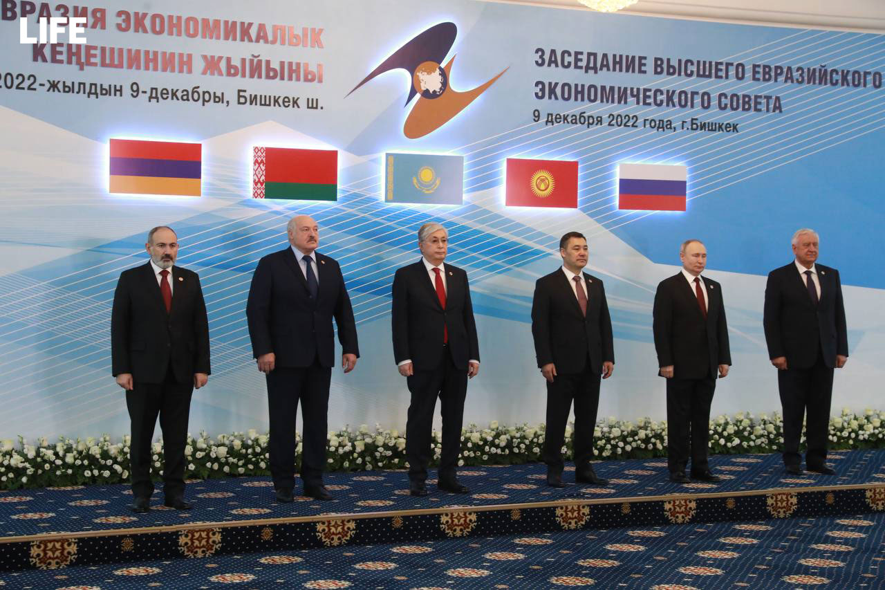 Президенты Армении, Белоруссии, Казахстана, Киргизии и России перед началом саммита ЕАЭС. Фото © LIFE