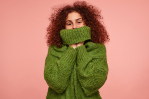 Психолог раскрыл истинную причину удушающего эффекта свитеров с высоким горлом