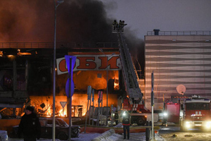 Начало мощного пожара в ТЦ "Мега Химки" попало на видео