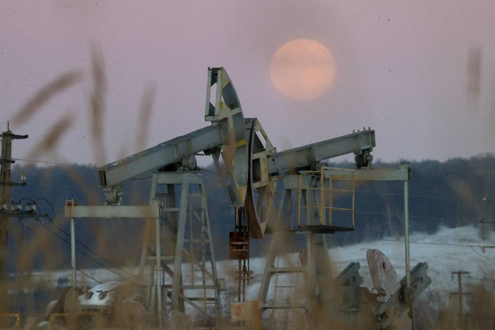 Цена нефти Urals упала ниже $44 за баррель