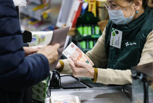 Как обналичить деньги с банковской карты на кассе супермаркета