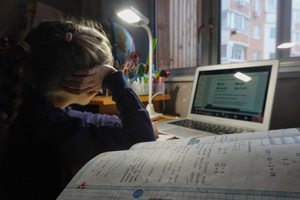 В Свердловской области школьников и студентов переводят на дистанционное обучение