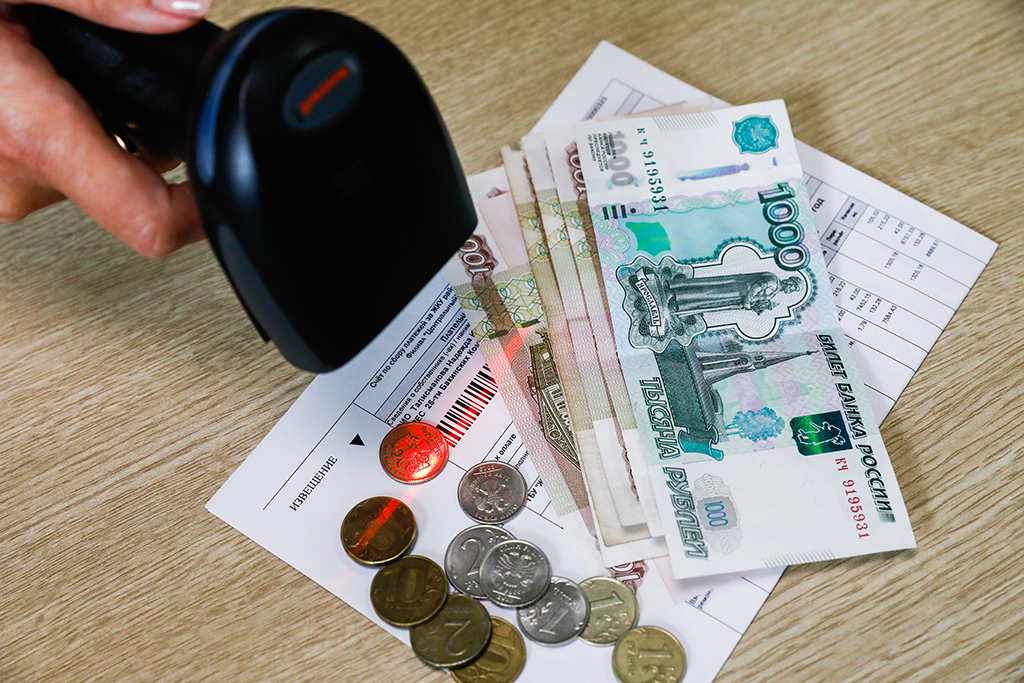 Оплата жилищно-коммунальных услуг в отделении Сбербанка. Фото © ТАСС / Артём Геодакян