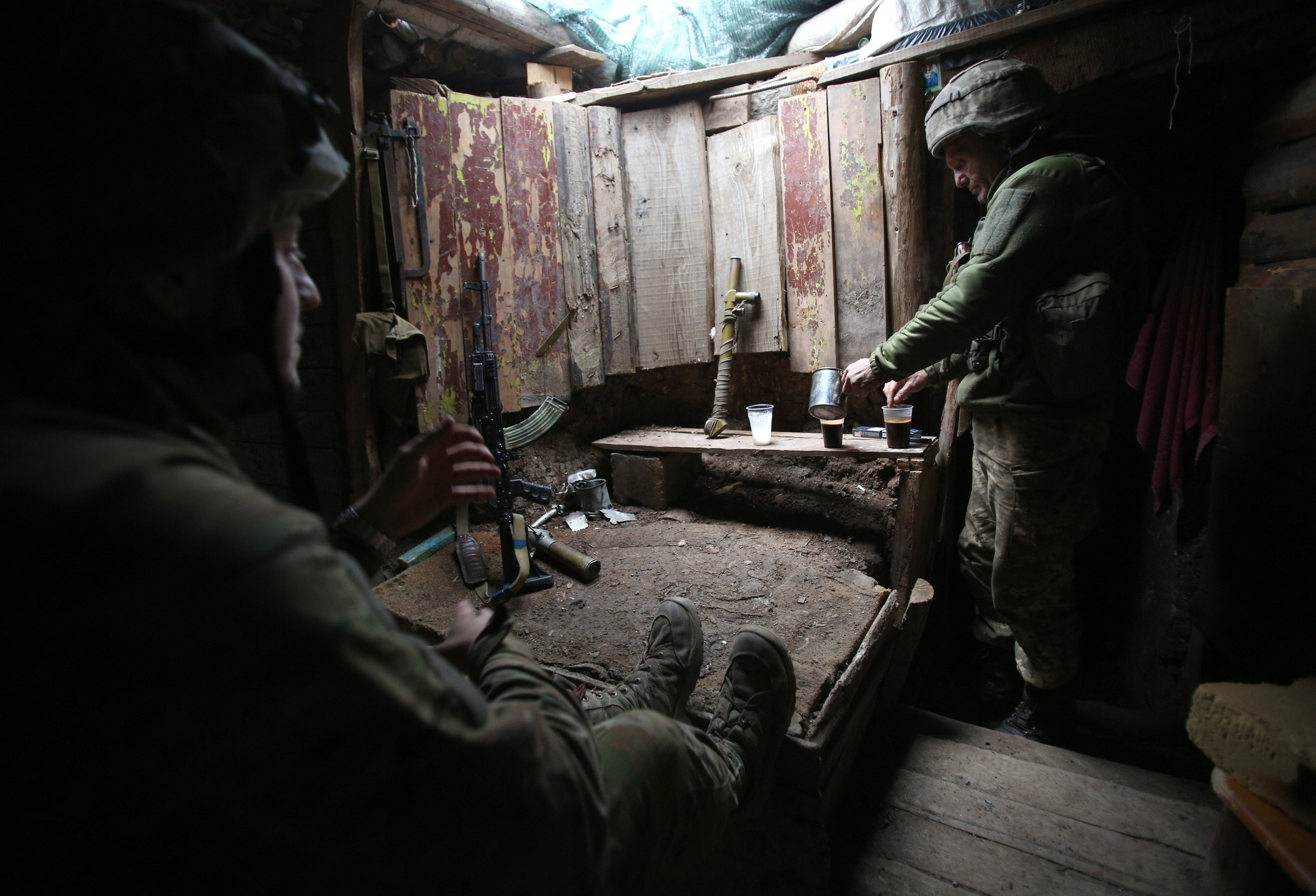 Украинские военнослужащие в укрытии на передовой в Луганской области, 22 сентября 2021 г. Фото © Getty Images / Anatolii Stepanov / Anadolu Agency