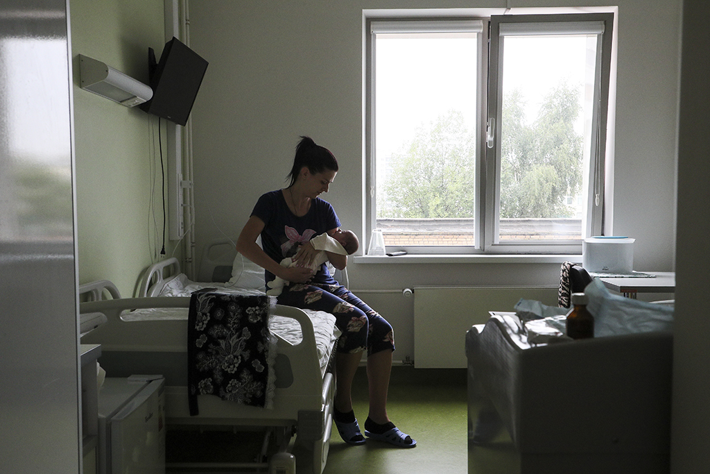 Мама с младенцем в палате. Фото © ТАСС / Гавриил Григоров