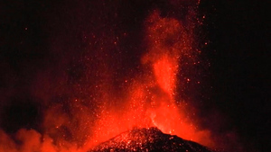 Всплески огненной лавы: Вулканолог показал видео извержения Этны вблизи