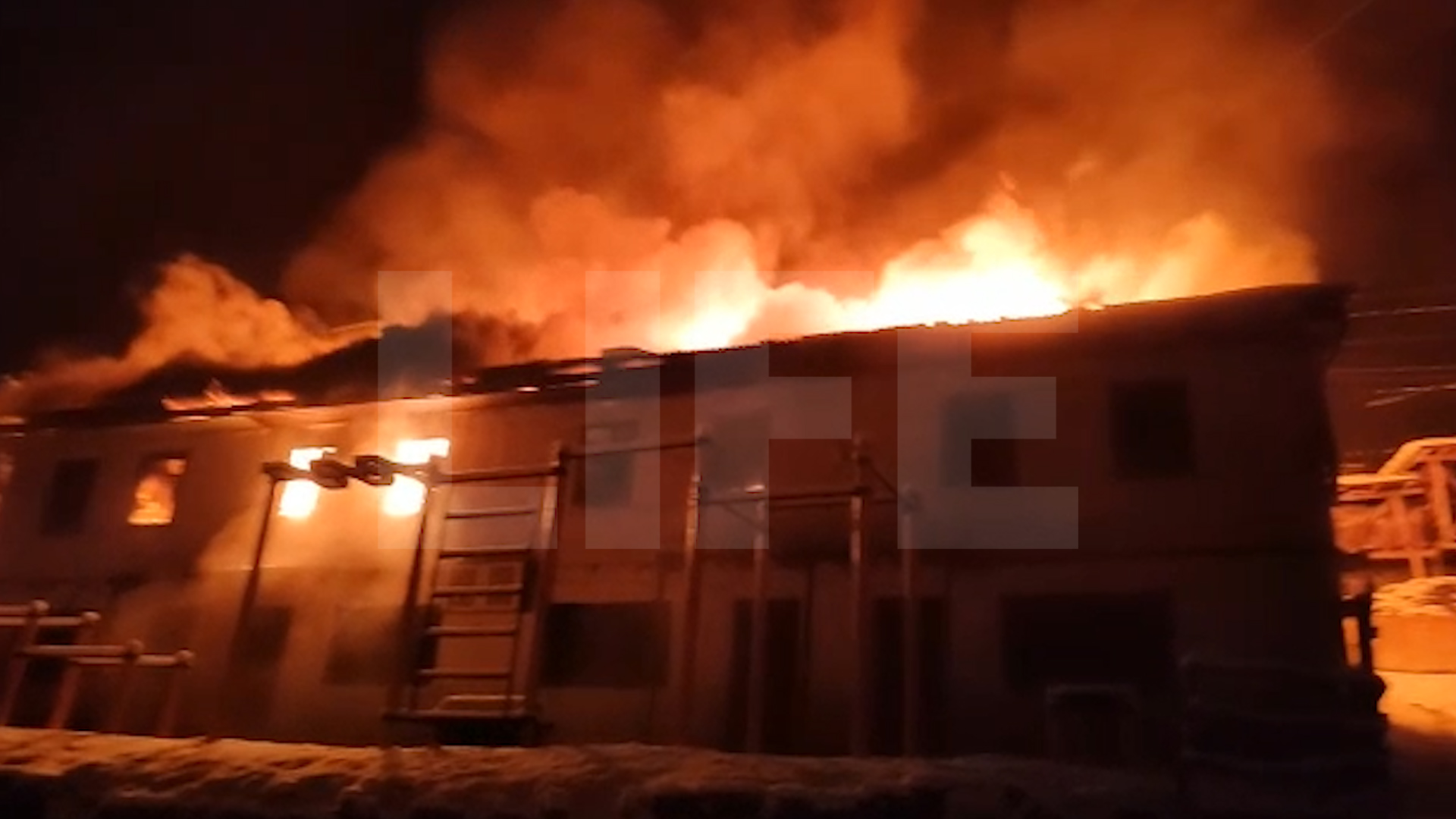 Крупный пожар охватил школу в селе в Дагестане