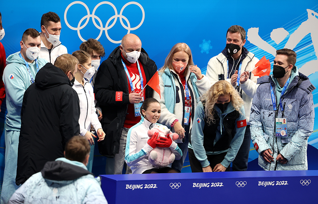 Камила Валиева из сборной России со своей командой после её выступления в командном зачёте женского одиночного катания в произвольной программе на третий день зимних Олимпийских игр 2022 года, Пекин, Китай. Фото © Getty Images / Jean Catuffe