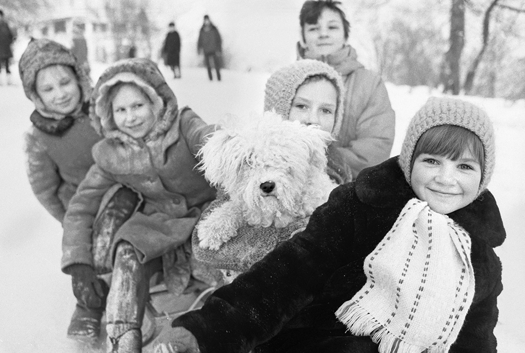 Дети во время катания на санном поезде в московском парке, 1987 год. Фото © ТАСС / Пушкарёв Альберт