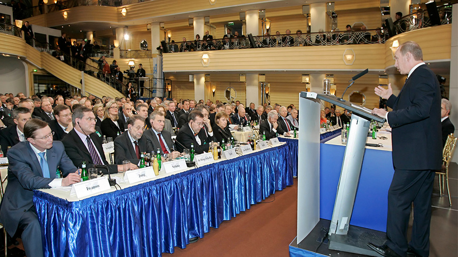 <p>Президент России Владимир Путин во время выступления на 43-й Мюнхенской конференции по вопросам политики безопасности, которая прошла в отеле "Байришер Хоф". Фото © ТАСС / Владимир Астахов</p>