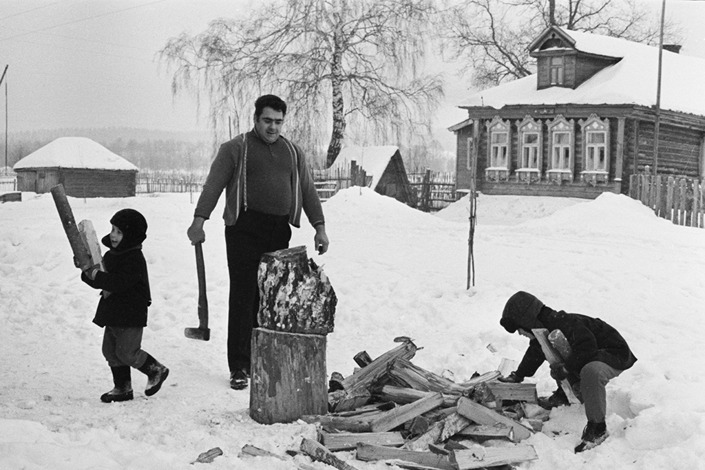 Дети помогают отцу колоть дрова в деревне. Фото © ТАСС / Виктор Шандрин, Вячеслав Ун Да-син