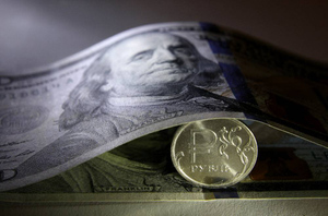 Курс доллара превысил 77 рублей на фоне новых заявлений США о "вторжении" РФ на Украину