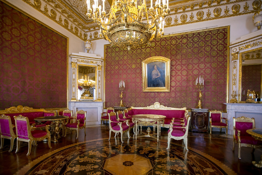 Красная императорская гостиная. Фото © VK / "Юсуповский дворец"