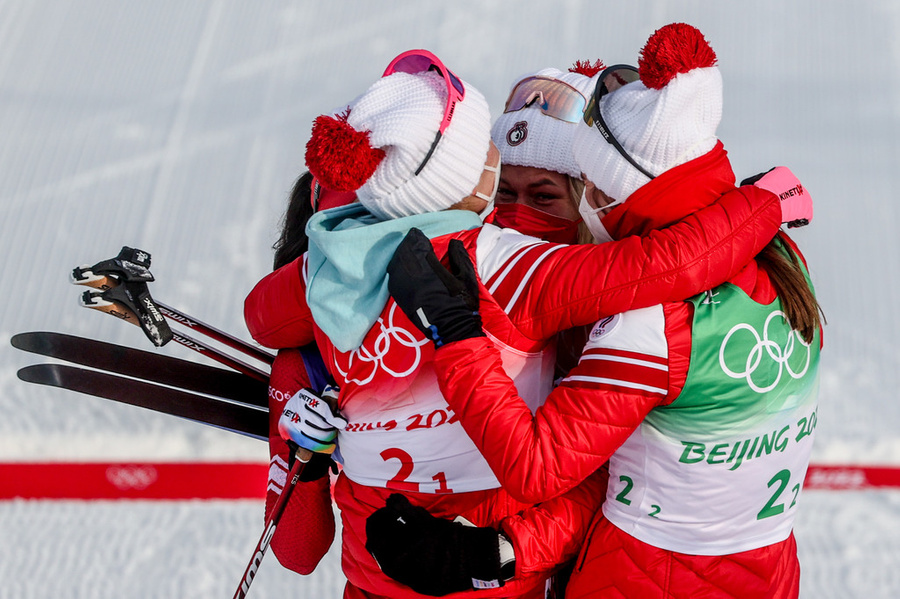 Сборная России по лыжным гонкам после золотого финиша. Фото © ТАСС / Сергей Бобылев