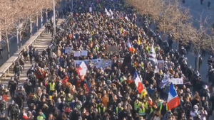 На протесты против ковидных ограничений во Франции вышло 32 тысячи человек