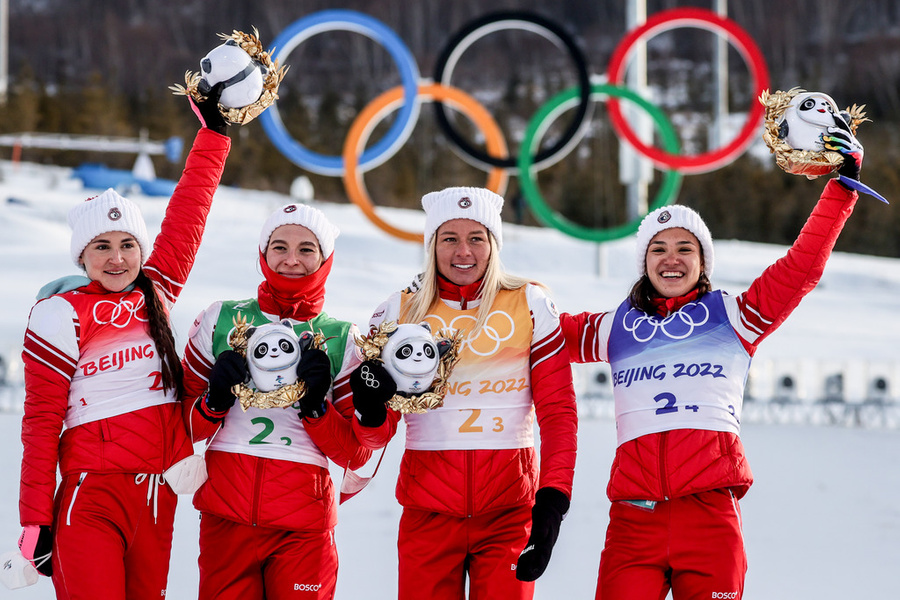 Сборная России по лыжным гонкам на подиуме после золотого финиша. Фото © ТАСС /Сергей Бобылев