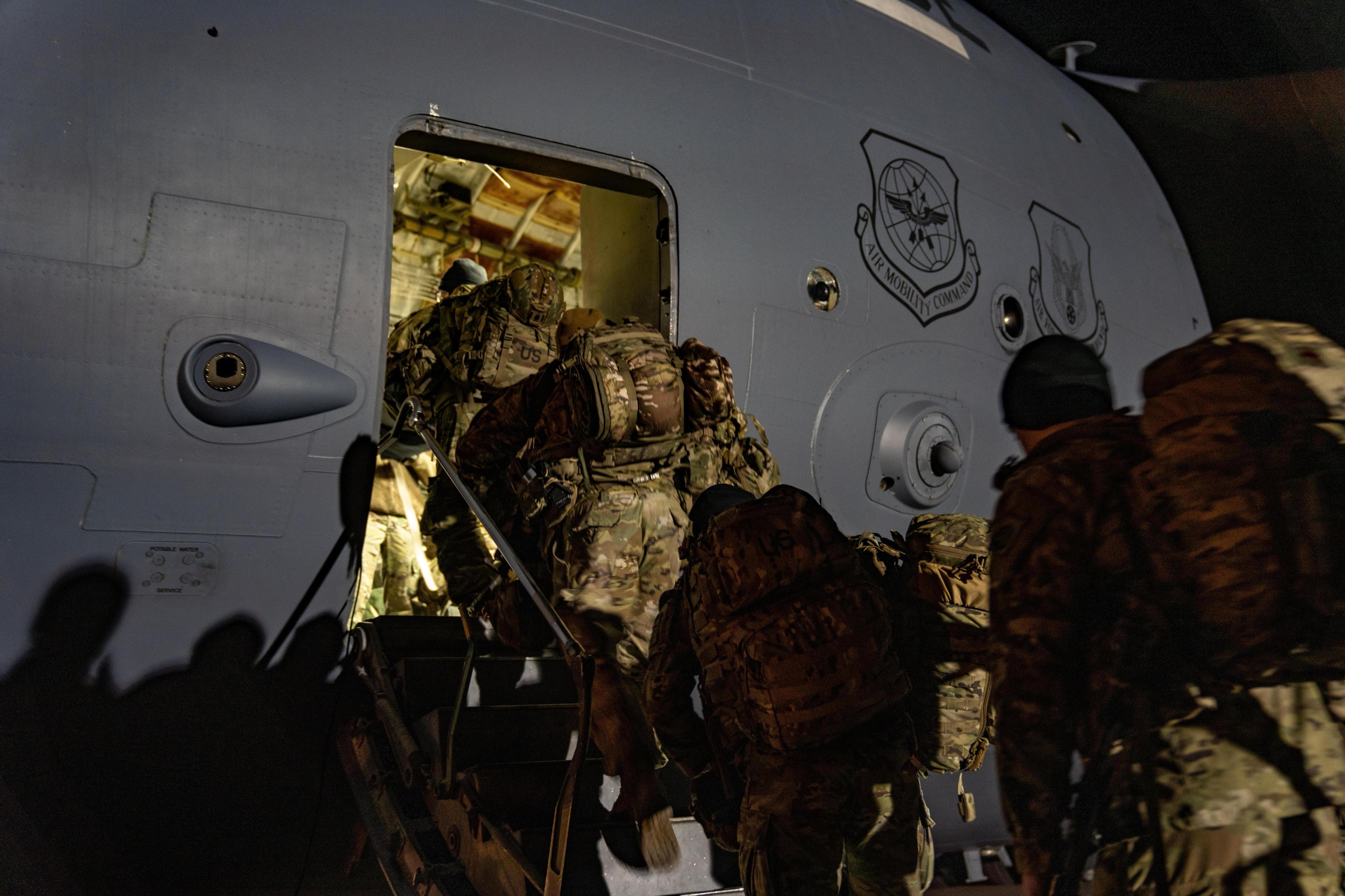 Глава Пентагона распорядился вывести военных инструкторов с Украины
