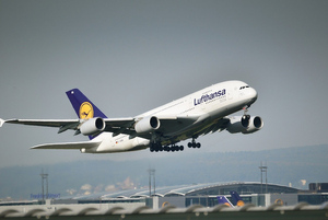 Немецкая авиакомпания Lufthansa думает над прекращением полётов на Украину